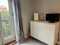 约克Central York Apartment - Skeldergate YO1的窗户旁的白色梳妆台,上面有电视