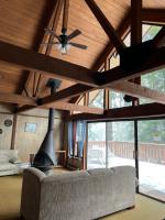 Chalet at Rainier Lodge (0.4 miles from the entrance)的休息区
