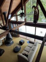 Chalet at Rainier Lodge (0.4 miles from the entrance)的休息区