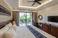 Silk Path Grand Sapa Resort & Spa的电视和/或娱乐中心