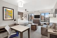Homewood Suites by Hilton Providence Downtown的电视和&#47;或娱乐中心