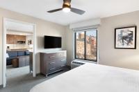 Homewood Suites by Hilton Providence Downtown的电视和&#47;或娱乐中心