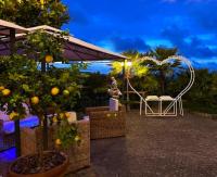 Romantic Relais Sorrento外面的花园