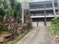 Palm beach Sydney, Modern home with water view外面的花园