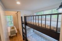 Farmhouse Tiny home with fishing Pond - Oak Cabin客房内的一张或多张床位