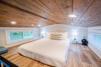 Farmhouse Tiny home with fishing Pond - Oak Cabin客房内的一张或多张床位