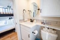 Farmhouse Tiny home with fishing Pond - Oak Cabin的一间浴室
