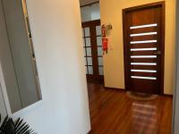 棕榈滩Palm beach Sydney, Modern home with water view的走廊上设有门,铺有木地板
