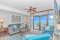 默特尔比奇Stunning Double Balcony- Oceanfront 2 Bedroom, 2 Bath- Anderson Ocean Club 905的带沙发和桌子的客厅
