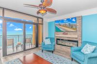 默特尔比奇Stunning Double Balcony- Oceanfront 2 Bedroom, 2 Bath- Anderson Ocean Club 905的可以看到海景的客厅