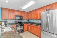 Stunning Double Balcony- Oceanfront 2 Bedroom, 2 Bath- Anderson Ocean Club 905的厨房或小厨房