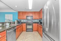 Stunning Double Balcony- Oceanfront 2 Bedroom, 2 Bath- Anderson Ocean Club 905的厨房或小厨房
