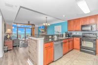 Stunning Double Balcony- Oceanfront 2 Bedroom, 2 Bath- Anderson Ocean Club 905的厨房或小厨房