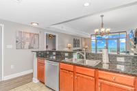 Stunning Double Balcony- Oceanfront 2 Bedroom, 2 Bath- Anderson Ocean Club 905的厨房或小厨房
