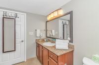 Stunning Double Balcony- Oceanfront 2 Bedroom, 2 Bath- Anderson Ocean Club 905的一间浴室