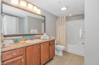 Stunning Double Balcony- Oceanfront 2 Bedroom, 2 Bath- Anderson Ocean Club 905的一间浴室