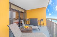 Stunning Double Balcony- Oceanfront 2 Bedroom, 2 Bath- Anderson Ocean Club 905的阳台或露台