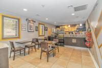 Stunning Double Balcony- Oceanfront 2 Bedroom, 2 Bath- Anderson Ocean Club 905的厨房或小厨房