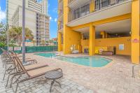 Stunning Double Balcony- Oceanfront 2 Bedroom, 2 Bath- Anderson Ocean Club 905内部或周边的泳池