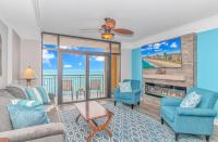 默特尔比奇Stunning Double Balcony- Oceanfront 2 Bedroom, 2 Bath- Anderson Ocean Club 905的带沙发、椅子和壁炉的客厅