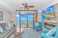 默特尔比奇Stunning Double Balcony- Oceanfront 2 Bedroom, 2 Bath- Anderson Ocean Club 905的带沙发和壁炉的客厅