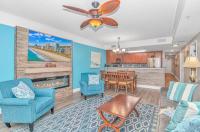 默特尔比奇Stunning Double Balcony- Oceanfront 2 Bedroom, 2 Bath- Anderson Ocean Club 905的一间带蓝色家具的客厅和一间厨房