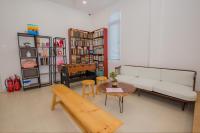 大叻Suri Homestay的带沙发和桌子的客厅