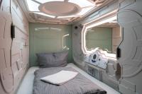 Space Night Capsule Hostel客房内的一张或多张床位