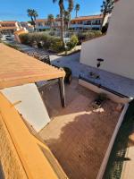 乐巴凯尔斯Villa 6p piscine spa privatif wifi proche des plages的野餐桌和天井上的长凳