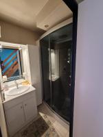 乐巴凯尔斯Villa 6p piscine spa privatif wifi proche des plages的带玻璃淋浴和水槽的浴室