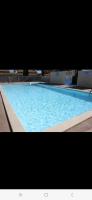 乐巴凯尔斯Villa 6p piscine spa privatif wifi proche des plages的一个蓝色海水的大型游泳池