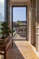 Beijing Le Zai Nan Luo Gu Xiang Wang Fu Jing Forbidden City Courtyard Hotel&Free laundry service&Free coffee &Paid Dumpling experience service的阳台或露台