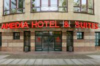 莱比锡Amedia Hotel &amp; Suites Leipzig, Trademark Collection by Wyndham的酒店建筑侧面有招牌