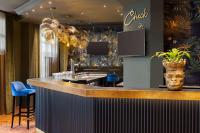 莱比锡Amedia Hotel &amp; Suites Leipzig, Trademark Collection by Wyndham的酒店大堂的酒吧,带柜台