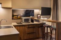 Amedia Hotel &amp; Suites Leipzig, Trademark Collection by Wyndham的厨房或小厨房