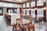 悦府波士顿沃尔瑟姆酒店餐厅或其他用餐的地方