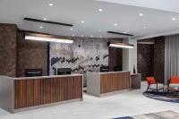 纽约Hyatt Place New York City - Times Square的一个带前台和椅子的办公大厅