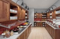 纽约Hyatt Place New York City - Times Square的一间大厨房,配有木制橱柜和水果台