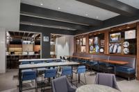 纽约Hyatt Place New York City - Times Square的有桌椅和酒吧的餐厅