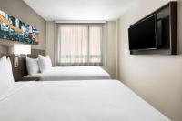 Hyatt Place New York City - Times Square客房内的一张或多张床位