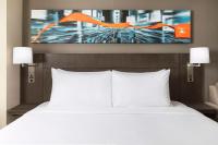 Hyatt Place New York City - Times Square客房内的一张或多张床位