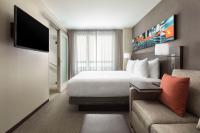纽约Hyatt Place New York City - Times Square的配有床和沙发的酒店房间