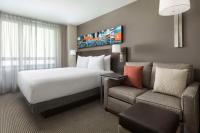 纽约Hyatt Place New York City - Times Square的配有床和沙发的酒店房间