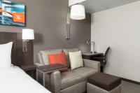 Hyatt Place New York City - Times Square的电视和&#47;或娱乐中心