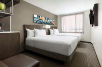纽约Hyatt Place New York City - Times Square的有两张床和一扇窗户的酒店房间