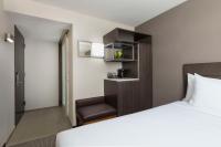 纽约Hyatt Place New York City - Times Square的一间带床和椅子的酒店房间