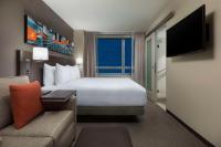 Hyatt Place New York City - Times Square的电视和&#47;或娱乐中心