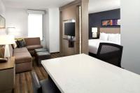 Hyatt House Denver Lakewood Belmar客房内的一张或多张床位