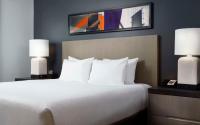 Hyatt House Denver Lakewood Belmar客房内的一张或多张床位