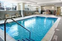 Hyatt House Denver Lakewood Belmar内部或周边的泳池